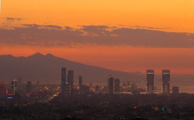 Uzaktan İzmir şehrinin gece görüşü. Gece İzmir Şehir Işıkları. İzmir, Türkiye 'nin üçüncü büyük kentidir..