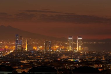 Uzaktan İzmir şehrinin gece görüşü. Gece İzmir Şehir Işıkları. İzmir, Türkiye 'nin üçüncü büyük kentidir..