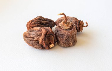 Beyaz arka planda kurumuş tarihler. Türkçe adı hurma..