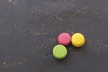 Siyah arka planda izole edilmiş tatlı renkli badem kurabiyeleri. Lezzetli renkli badem kurabiyeleri. yüksek kaliteli fotoğraf