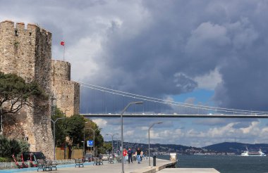 İstanbul - Türkiye 30 Eylül 2021 Rumeli Kalesi 'nin İstanbul, Türkiye' deki İstanbul Boğazı 'na bakan kulelerinden biri.