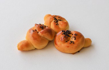 Beyaz arkaplanda siyah kimyon (Nigella Sativa) kurabiyeleri