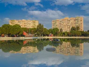 İzmir - Türkiye 01. Kasım 2018 Atakent bergama sitesi Sudaki yansımalar .