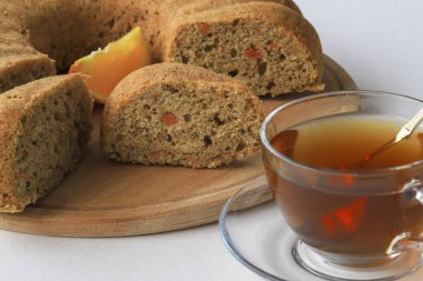 Güzel sarı bir pasta tutacağında ev yapımı turuncu pasta.. 