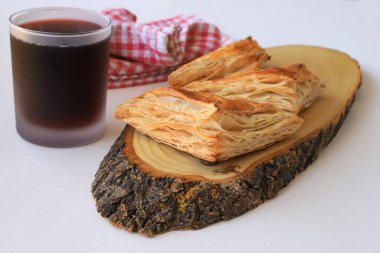 Beyaz arka planda taze pişmiş üçgen etli börek. Puf böreği..