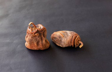 Siyah arka planda kurumuş tarihler. Türkçe adı hurma palmiyesi.