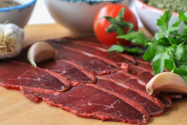 Türk pastırması. Dilimlenmiş domuz. Pastırma ineğin kaburga ve sığır filetosundan yapılır. yerel adı Kayseri pastırması