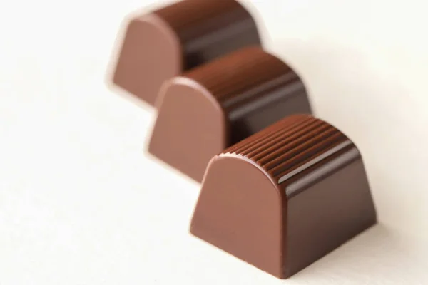 Cubos Chocolate Com Leite Isolados Sobre Fundo Branco — Fotografia de Stock