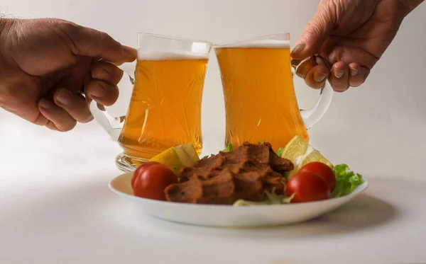 Dois Amigos Brindar Com Copos Cerveja Bar Placa Almôndega Fora — Fotografia de Stock