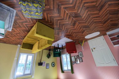 İstanbul - Türkiye - 21 Haziran 2021: İstanbul 'un Beyoğlu ilçesinde bulunan ters dönmüş ev