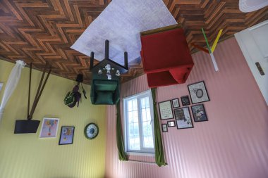 İstanbul - Türkiye - 21 Haziran 2021: İstanbul 'un Beyoğlu ilçesinde bulunan ters dönmüş ev