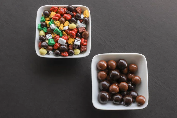 Маленький Цветной Шоколад Глазированный Шоколад Сладкие Камни Драги Десерты Шоколадного — стоковое фото