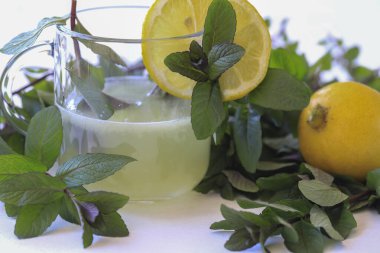 Bardakta limon suyu ve nane şekeri. Taze nane ve limon. .