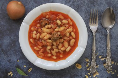 Gri mermer alanda Türk gıdaları; kuru fasulye