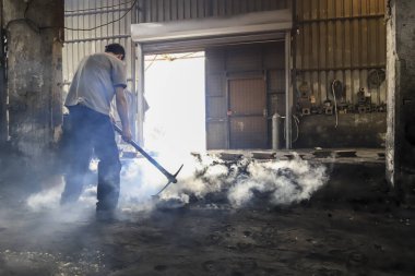 Döküm atölyesindeki kalıpları açma anı.