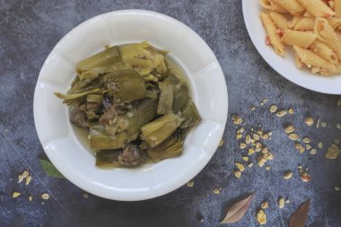 Zeytin yağı ve etli enginar tabağı.