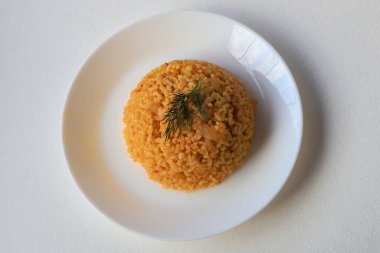 Tabakta domates sosu bulunan geleneksel Türk bulgur pilavı (Türkçe adı; meyhane pilavi))