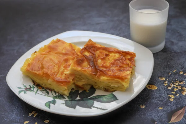 Lezzetli Türk yemekleri; tepsi hamur işi; (Türkçe adı; Su boregi)