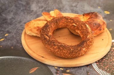 Simit adında bir Türk fast food simidi. Susamlı Türk simidi Simit. Simit geleneksel Türk pastanesidir..