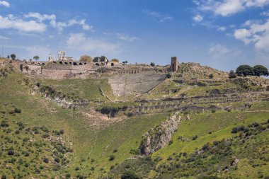 Pergamon (Yunanca:), bugün İzmir 'in Bergama ilçesinin merkezinde kurulan antik kentin adıdır..