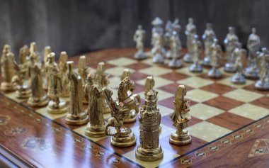 Satranç tahtasındaki satranç taşları, masa oyunları ve hobiler konsepti