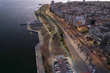 İzmir, Türkiye - 8 Nisan 2022: Karsiyaka, İzmir 'in en büyük ilçesi. Sahil, feribot iskelesi İHA fotoğrafları. .