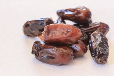 Hurma, Müslümanların Ramazan ayında oruç tutmak için yedikleri bir meyvedir..