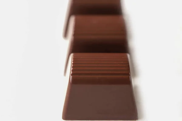 Cubes Chocolat Lait Isolés Sur Fond Blanc — Photo