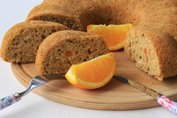 Домашний Оранжевый Торт Красивом Желтом Держателе Торта — стоковое фото
