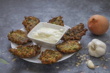 Mucver, geleneksel Türk yemekleri. (Türk mutfağı) Kabaklı ev yemeği.