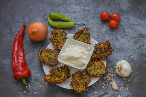 Mucver, geleneksel Türk yemekleri. (Türk mutfağı) Kabaklı ev yemeği.