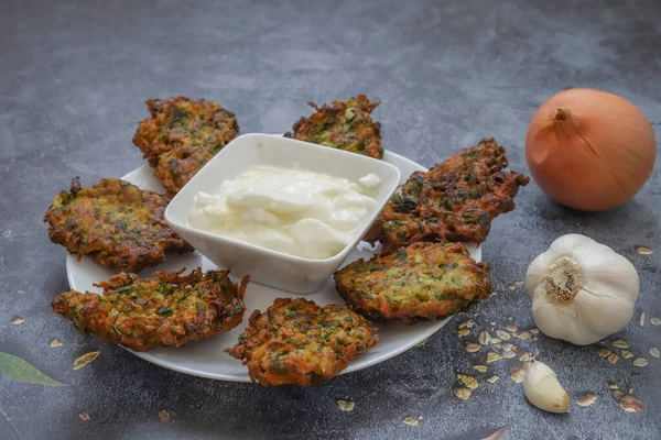 Mucver, geleneksel Türk yemekleri. (Türk mutfağı) Kabaklı ev yemeği.