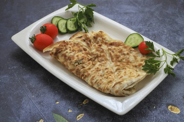Traditionelle Türkische Küche Türkisches Fladenbrot Mit Käse Und Kräutern Türkisches — Stockfoto