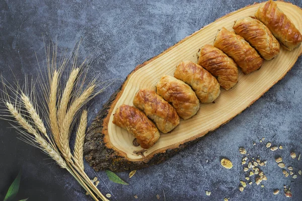 Türk Tepsi Boregi, Yuvarlak Borek, Tepsi hamur işi (Türkçe adı; rulo borek - sigara boregi)