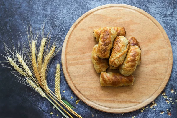 Türk Tepsi Boregi, Yuvarlak Borek, Tepsi hamur işi (Türkçe adı; rulo borek - sigara boregi)