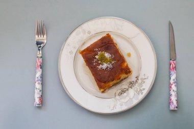 Lezzetli Türk pasta ile beyaz bir plaka üzerinde şurubu revani