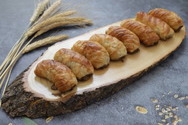 Türk Tepsi Boregi, Yuvarlak Borek, Tepsi hamur işi (Türkçe adı; rulo borek - sigara boregi)