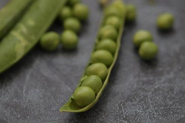 siyah arka plan üzerine izole taze yeşil bezelye.