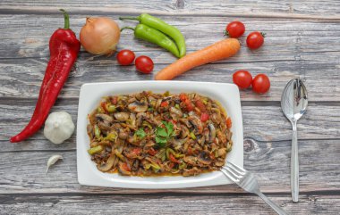 Türk ve Arap Geleneksel Salatası Gavurdagi ahşap masada