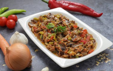 Türk ve Arap Geleneksel Salatası Gavurdagi ahşap masada