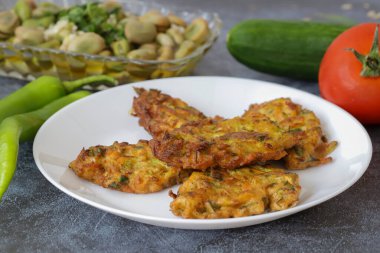 Mucver, geleneksel Türk yemekleri. (Türk mutfağı) Kabaklı ev yemeği.