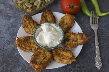 Mucver, geleneksel Türk yemekleri. (Türk mutfağı) Kabaklı ev yemeği.