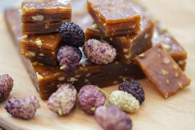 Dut meyvesi, reçel, pekmez ve meyve hamuruyla yapıldı. .