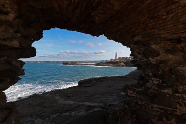 Garipe kale duvarlarından Rumeli deniz feneri manzarası