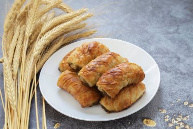 Türk Tepsi Boregi, Yuvarlak Borek, Tepsi hamur işi (Türkçe adı; rulo borek - sigara boregi)