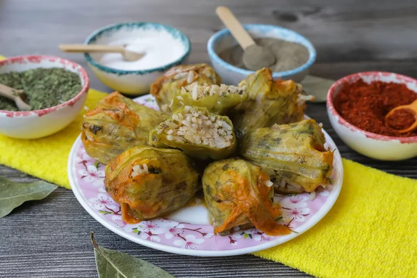 Geleneksel Lezzetli Türkçe Yunan Mutfağı Türk Yemeği Doldurulmuş Kabak Çiçekleri — Stok fotoğraf