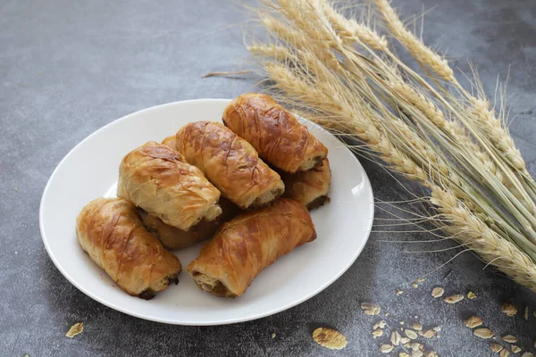 Türk Tepsi Boregi, Yuvarlak Borek, Tepsi hamur işi (Türkçe adı; rulo borek - sigara boregi)
