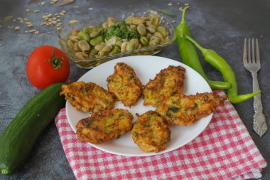 Mucver, geleneksel Türk yemekleri. (Türk mutfağı) Kabaklı ev yemeği.