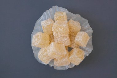 Beyaz cam bir tabakta hindistan ceviziyle kaplı tatlı Türk lokumu. .