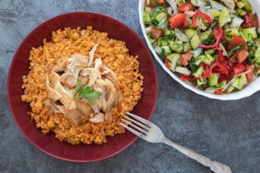 Geleneksel Türk yemeği; bulgur pilavında tavuk tandır (Türkçe adı bulgur pilavında tandır tavuktur))
